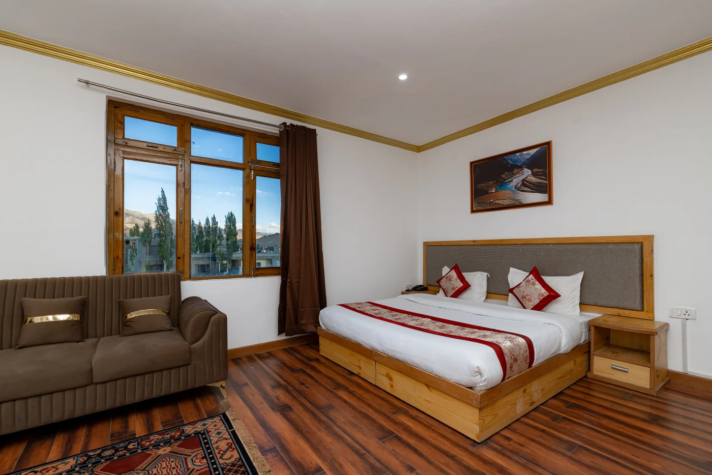 Deluxe Room & Seating Lounge
